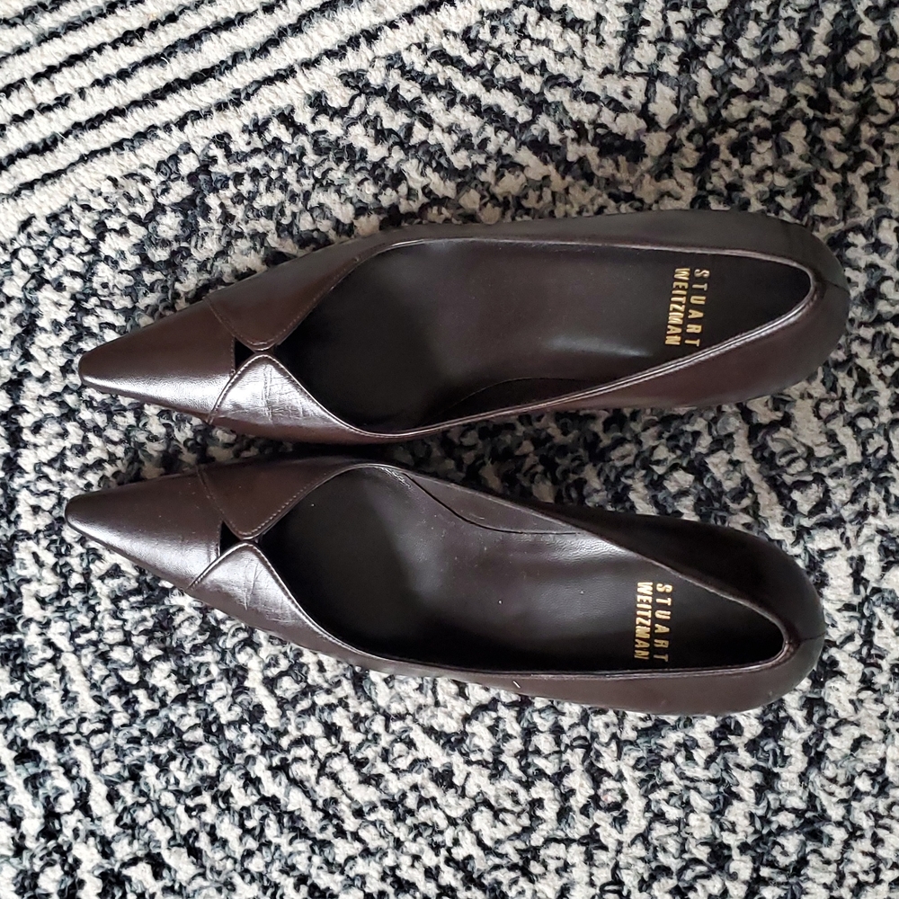 Sexy Stuart Weitzman low heel pump